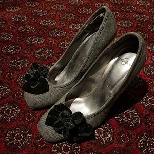 Joey Houndstooth plaid heels with black velvet bow sz 8.5M